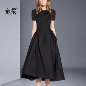 赫本风连衣裙2026夏季新款名媛气质高贵礼服小黑裙中长裙修身显瘦