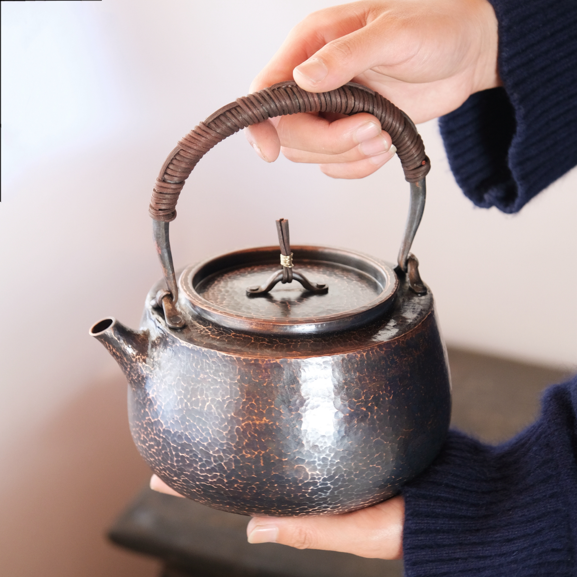 一体铜壶一张铜打手工锤纹铜壶紫铜壶烧水煮茶壶复古黑色纯铜茶壶