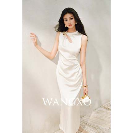 WANGXO｜奢光缎面抓皱肌理｜水滴镂空定制别针｜捏褶无袖连衣裙