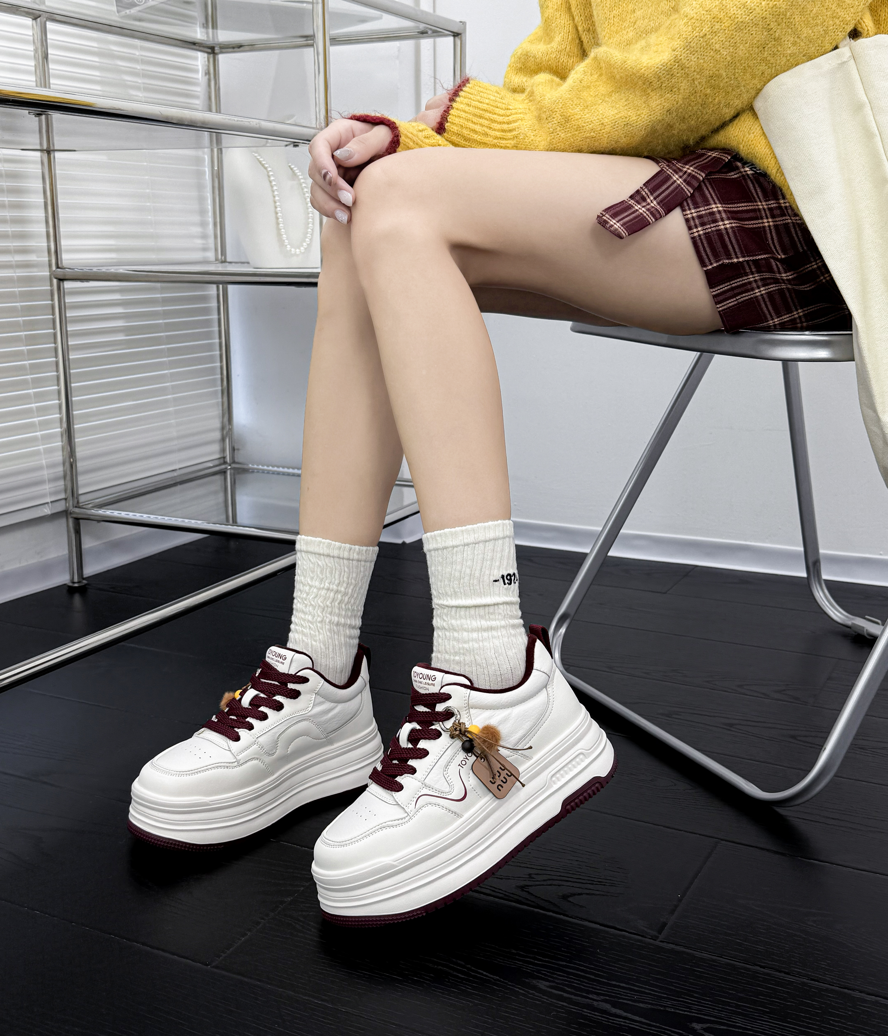 【加绒保暖】厚底小白鞋女2025冬季新款百搭毛球装饰休闲板鞋5921