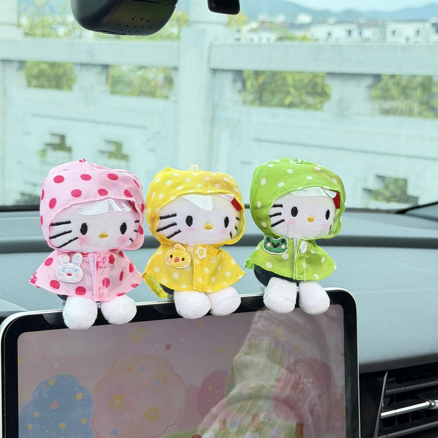 雨衣hellokitty车载摆件车内装饰品汽车屏幕趴趴玩偶毛绒公仔新款