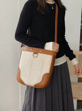 B巴bbr拉菲草编织拼皮斜跨包