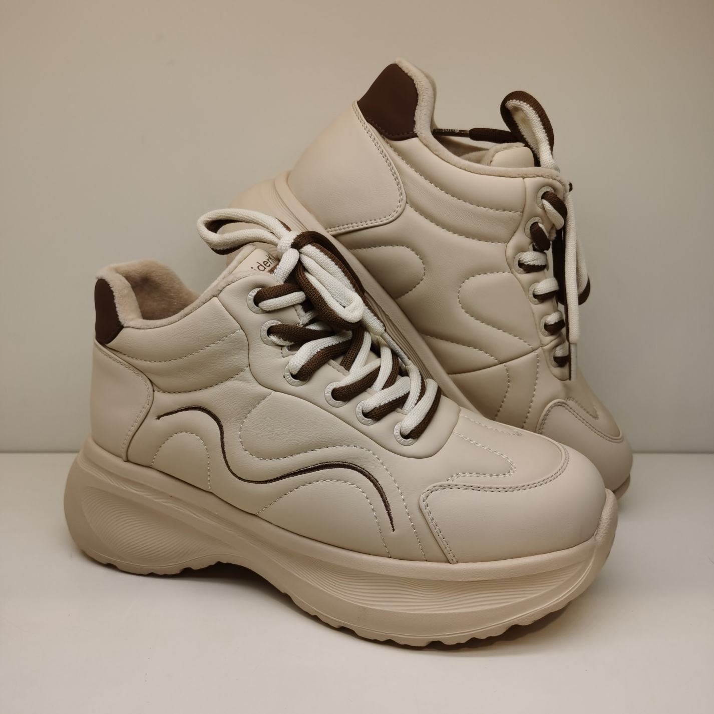 蜘蛛王2025新款牛皮时尚休闲鞋