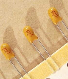 TAP106M025SRW 钽质电容器25v10uF 20% AVX TAP系列