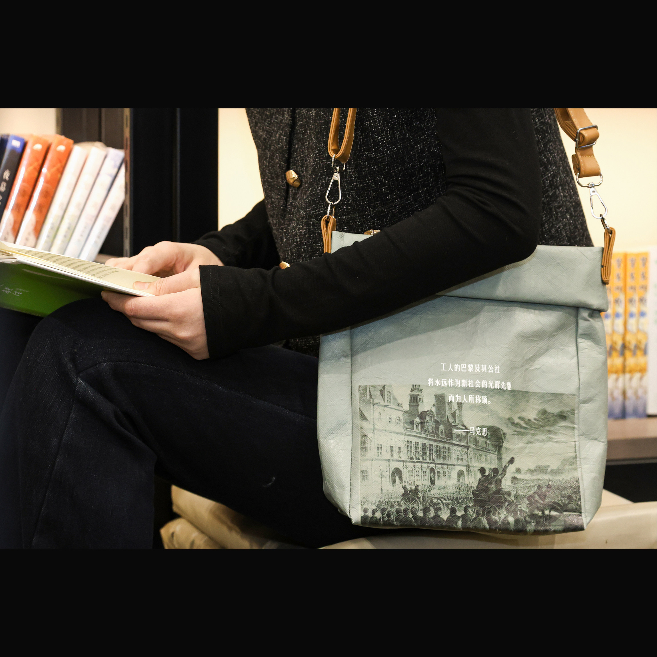 巴黎公社绿色杜邦纸包 编译文创 20cm*20cm 肩带可调节 暗扣闭合