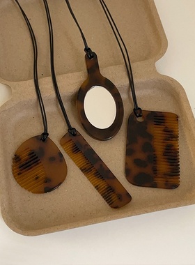 豹纹树脂梳子镜子吊坠黑绳项链女小众复古个性时尚百搭颈链毛衣链