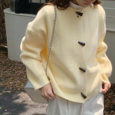 淡黄色圆领牛角扣毛衣外