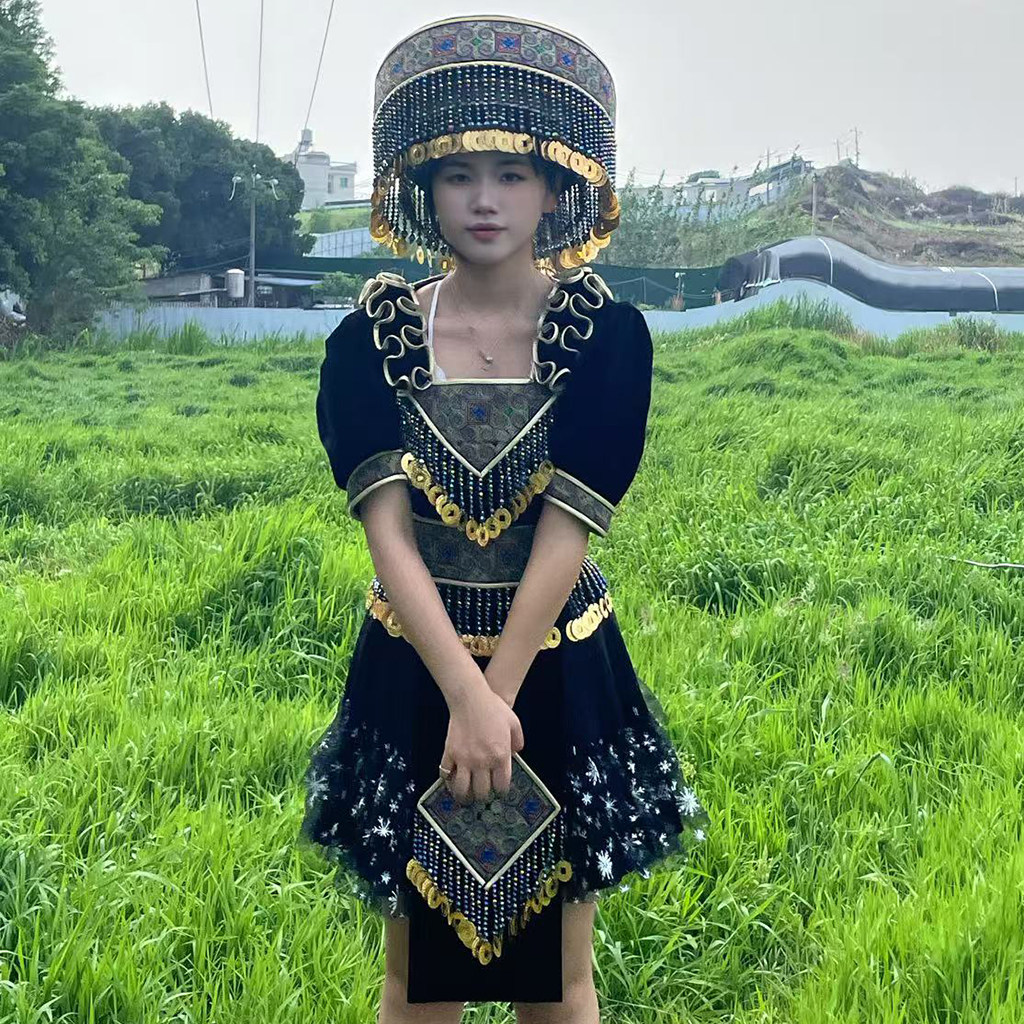 云南文山苗族重工绣花女套装
