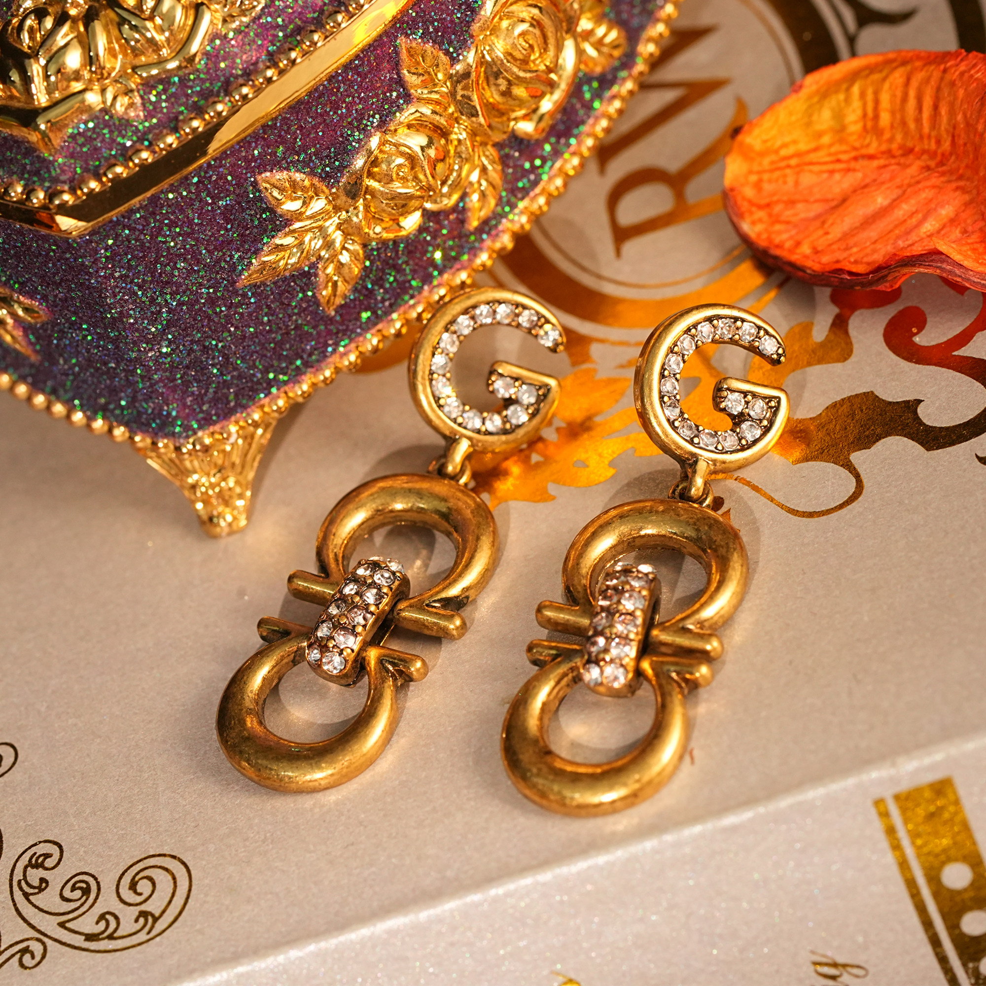 《时光印记》复古金色字母G水钻耳钉女合金链条设计时尚个性耳饰