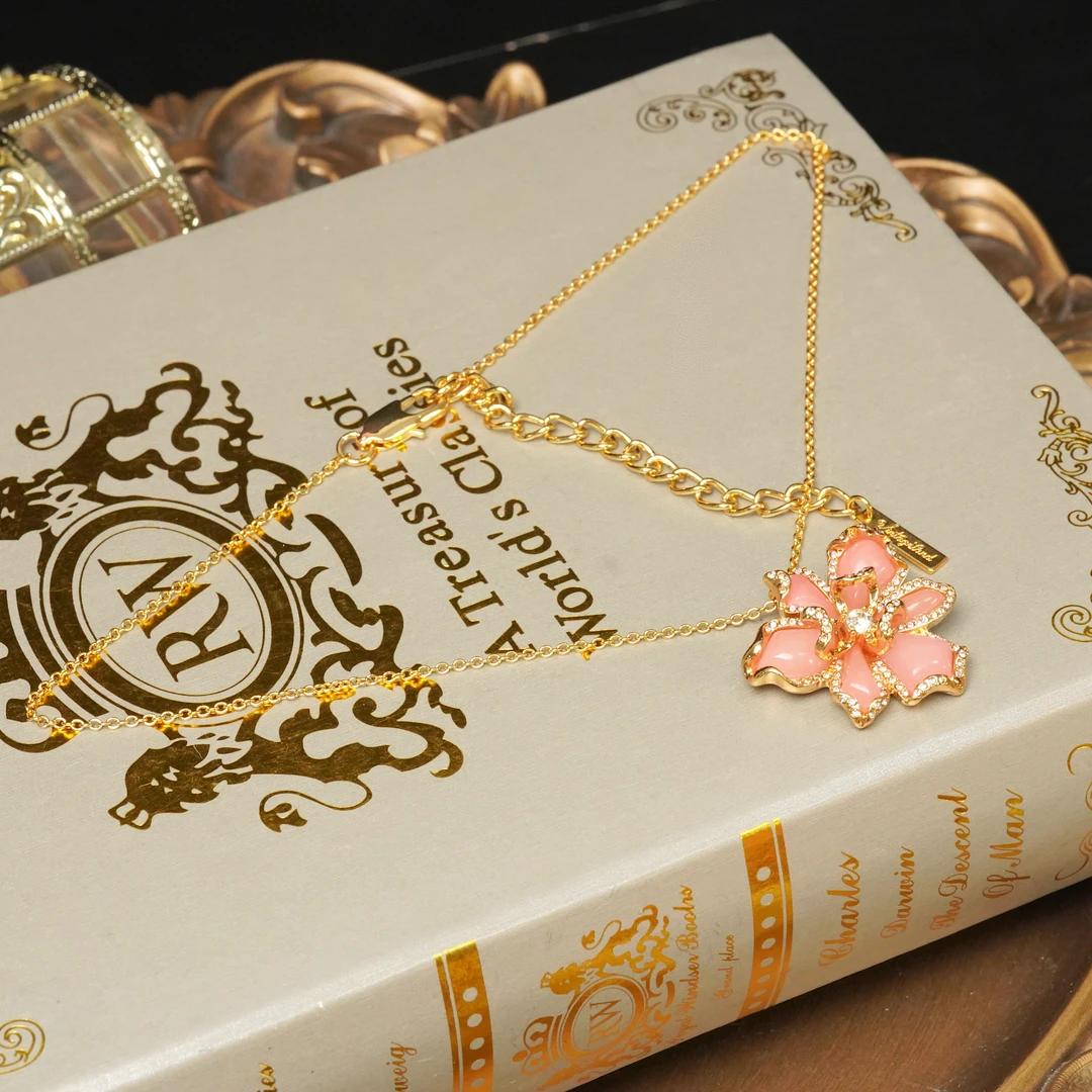 《蜜柚桃花》法式复古花朵项链金色合金粉色吊坠轻奢高级感锁骨链