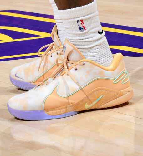 Nike/耐克 LeBron 22白橙色GS大童低帮休闲潮流篮球鞋 HV8615-200