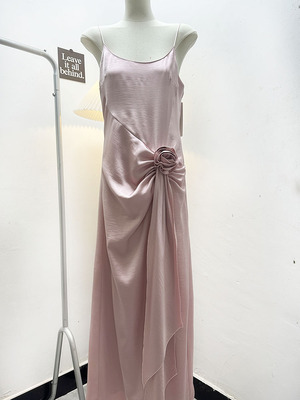 飘带褶皱开叉吊带连衣裙