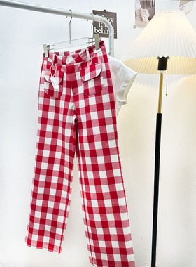 le rouge周美美 哥本哈根博主度假日常红色格子翻盖口袋休闲裤