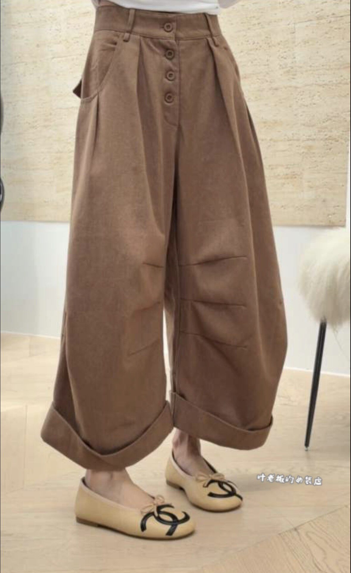 T1108翻边休闲裤 诗歌兰欧货26秋款气质咖色纽扣高腰褶皱弯刀裤女