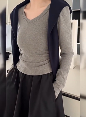 58607诗歌兰女装2025秋款 时尚气质黑色V领磨毛弹力修身显瘦T恤女