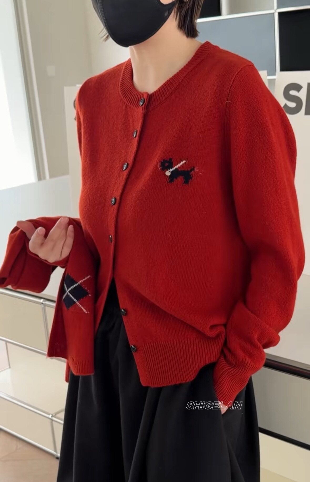 8439诗歌兰新款2025冬款女装 气质圣诞红色搭配围巾小狗开衫毛衣