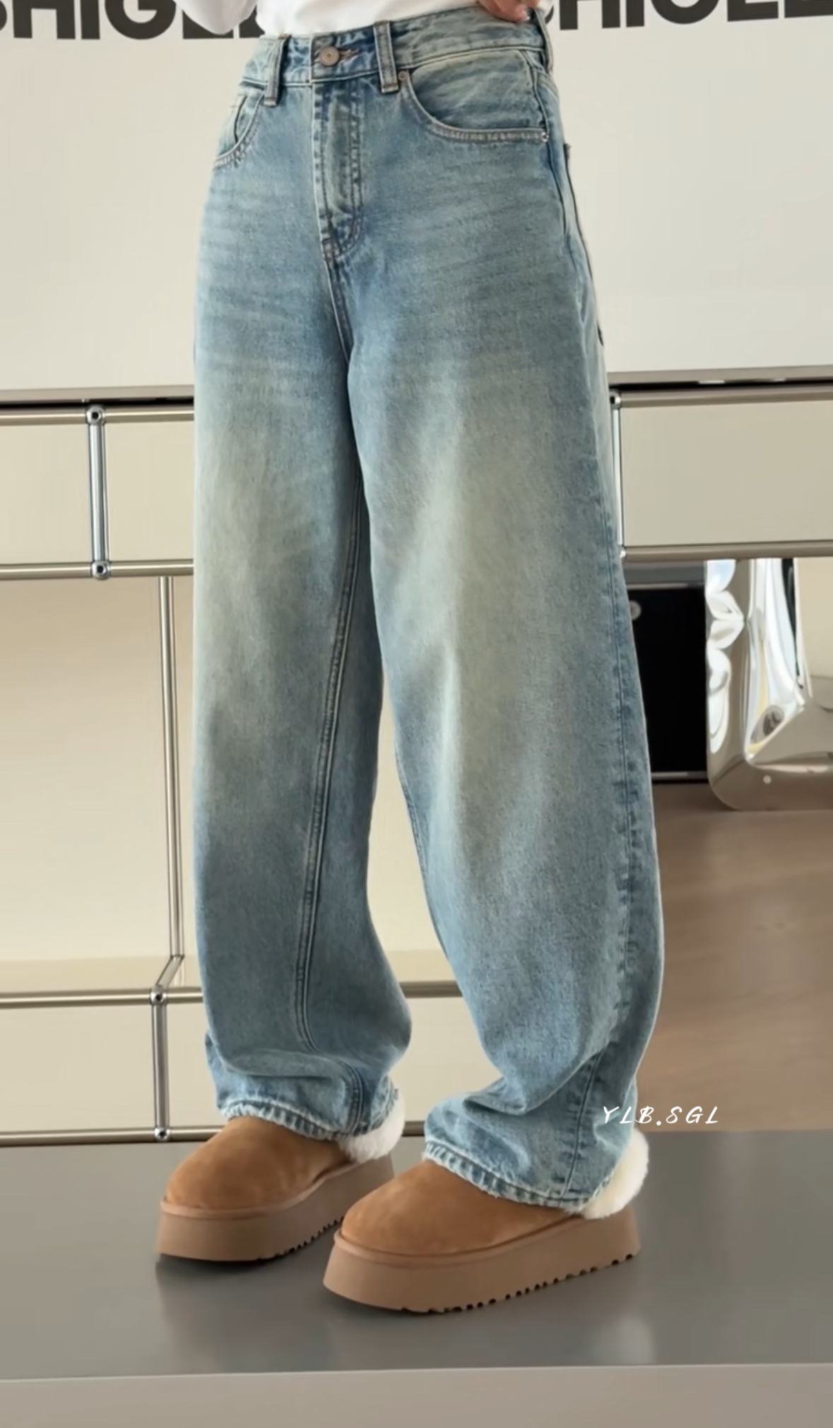 18063诗歌兰女装2025冬款 百搭浅蓝色休闲直筒裤加绒磨破牛仔裤女