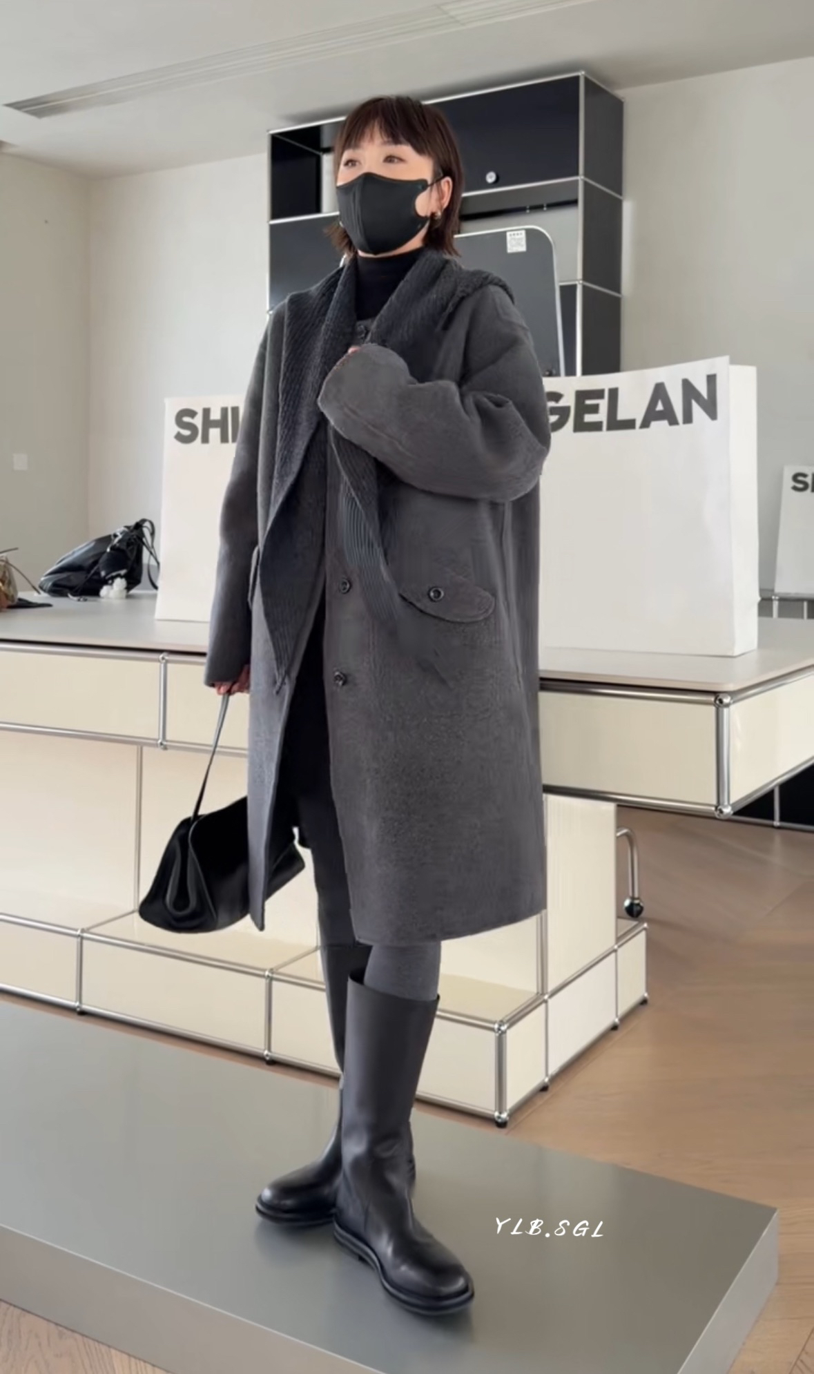 55113诗歌兰欧货女装2025冬款 气质深灰色中长款连帽披肩羊绒大衣