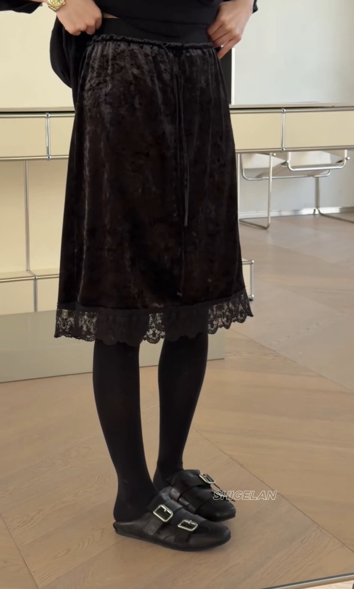 现货H11933诗歌兰韩货2026早春款 气质黑色松紧腰丝绒蕾丝半裙女