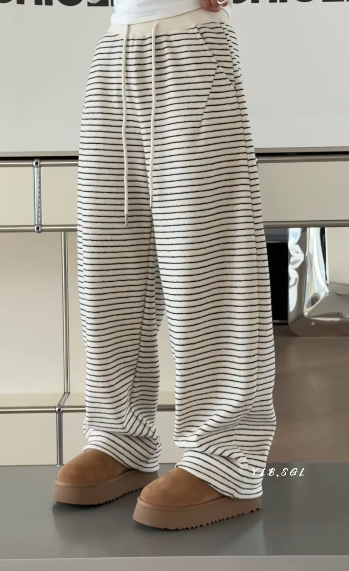 25-983诗歌兰女装2025冬款 气质米白色松紧腰休闲裤条纹加绒卫裤