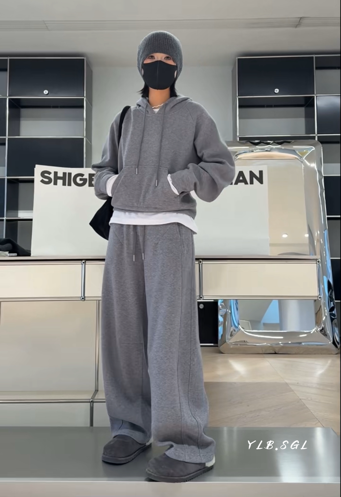 25-963诗歌兰女装2025冬款 休闲浅灰色加绒连帽卫衣+卫裤套装女