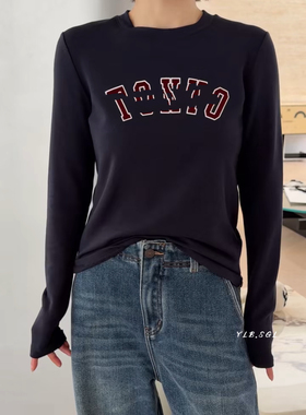 诗歌兰11043新款女装 2025冬款简约百搭深蓝色字母印花磨毛T恤女