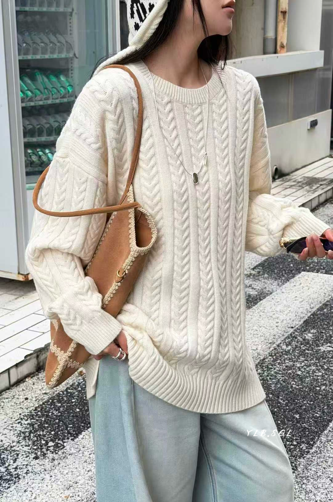 25100诗歌兰女装2025冬款 气质米白色圆领慵懒宽松开衩麻花纹毛衣