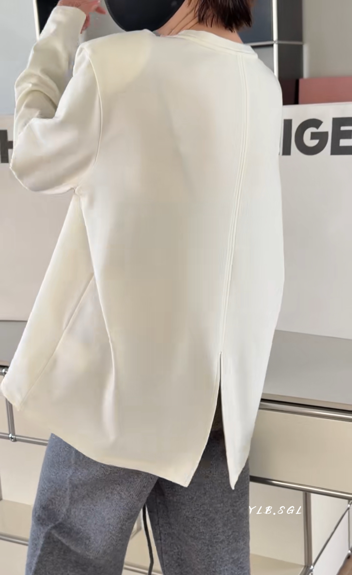 58500诗歌兰女装2025冬款 时尚白色垫圆领燕尾开衩磨毛垫肩T恤女