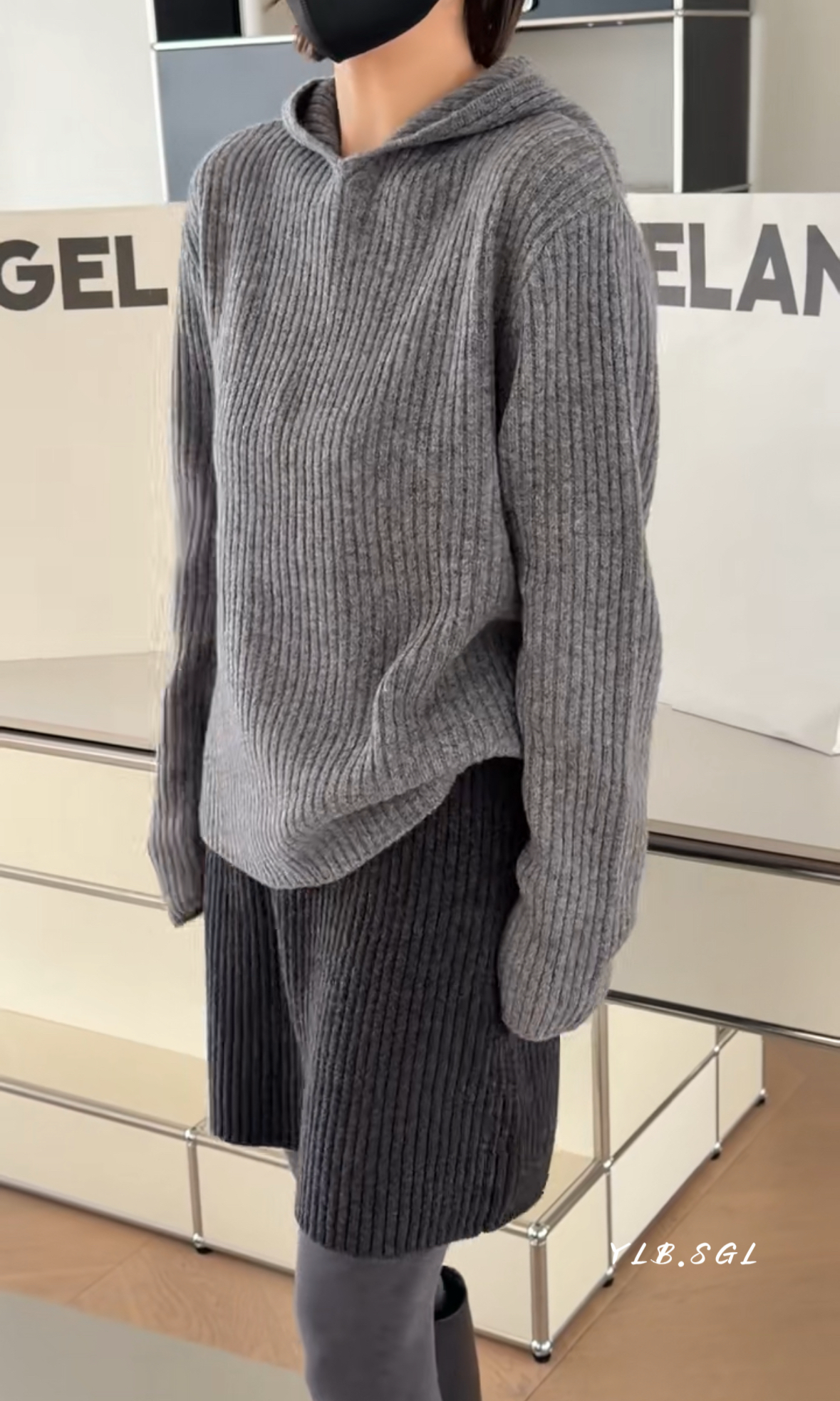 8178诗歌兰女装2025冬款 气质百搭款浅灰色显瘦坑条纹连帽针织衫