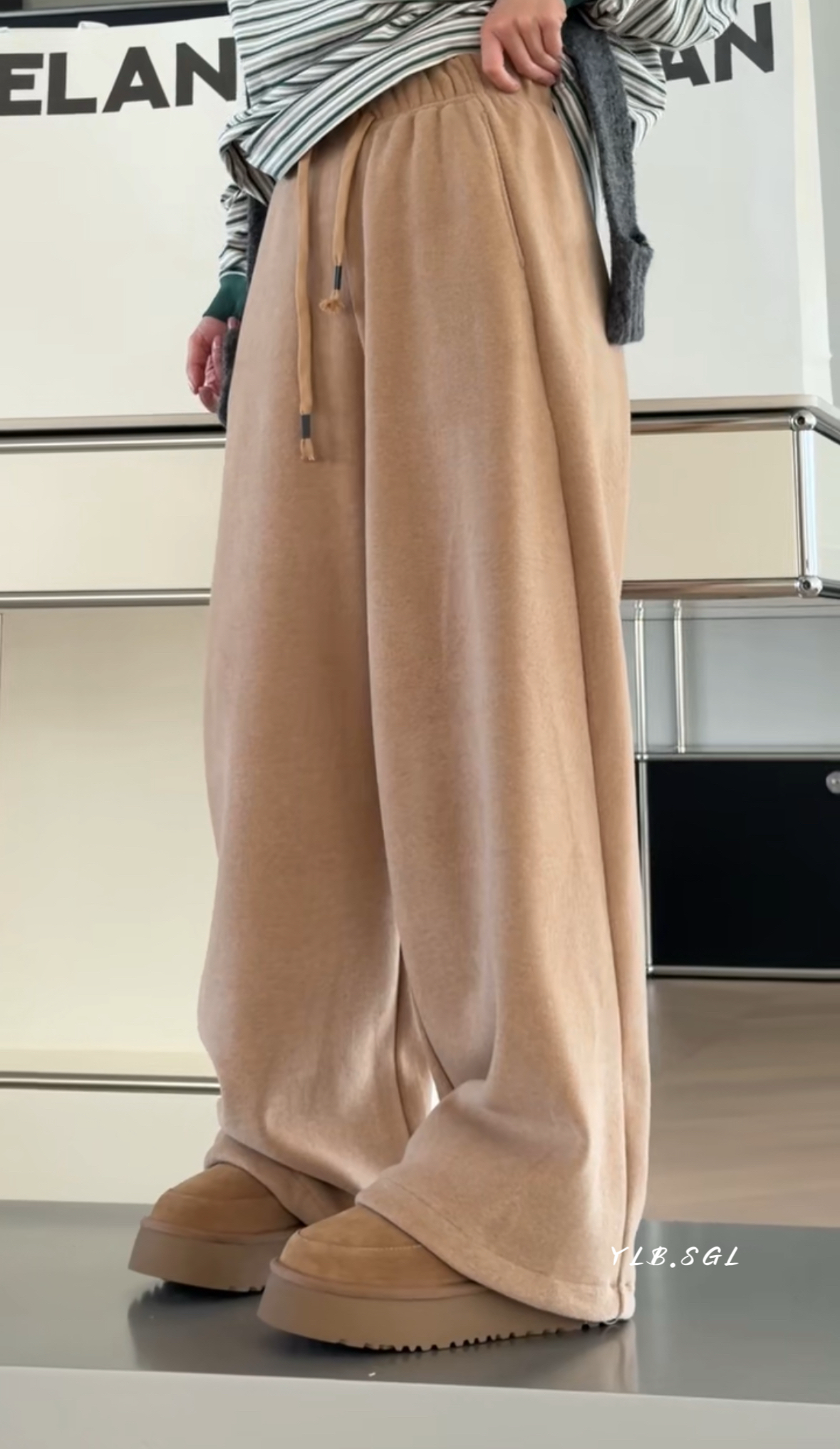 现货25102诗歌兰女装2025冬款 气质卡其色松紧腰直筒加绒卫裤女