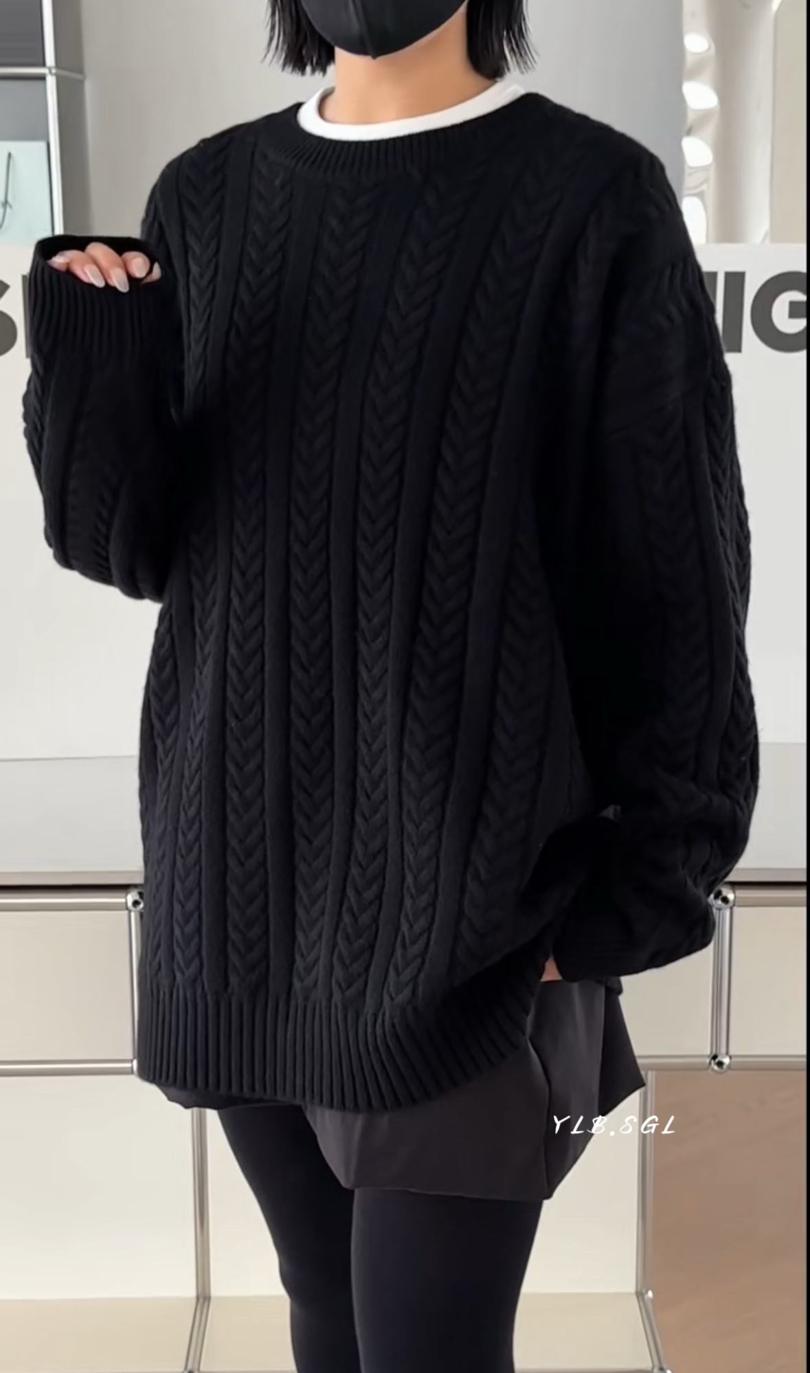25100诗歌兰女装2025冬款 时尚显瘦黑色中长款开衩麻花纹圆领毛衣