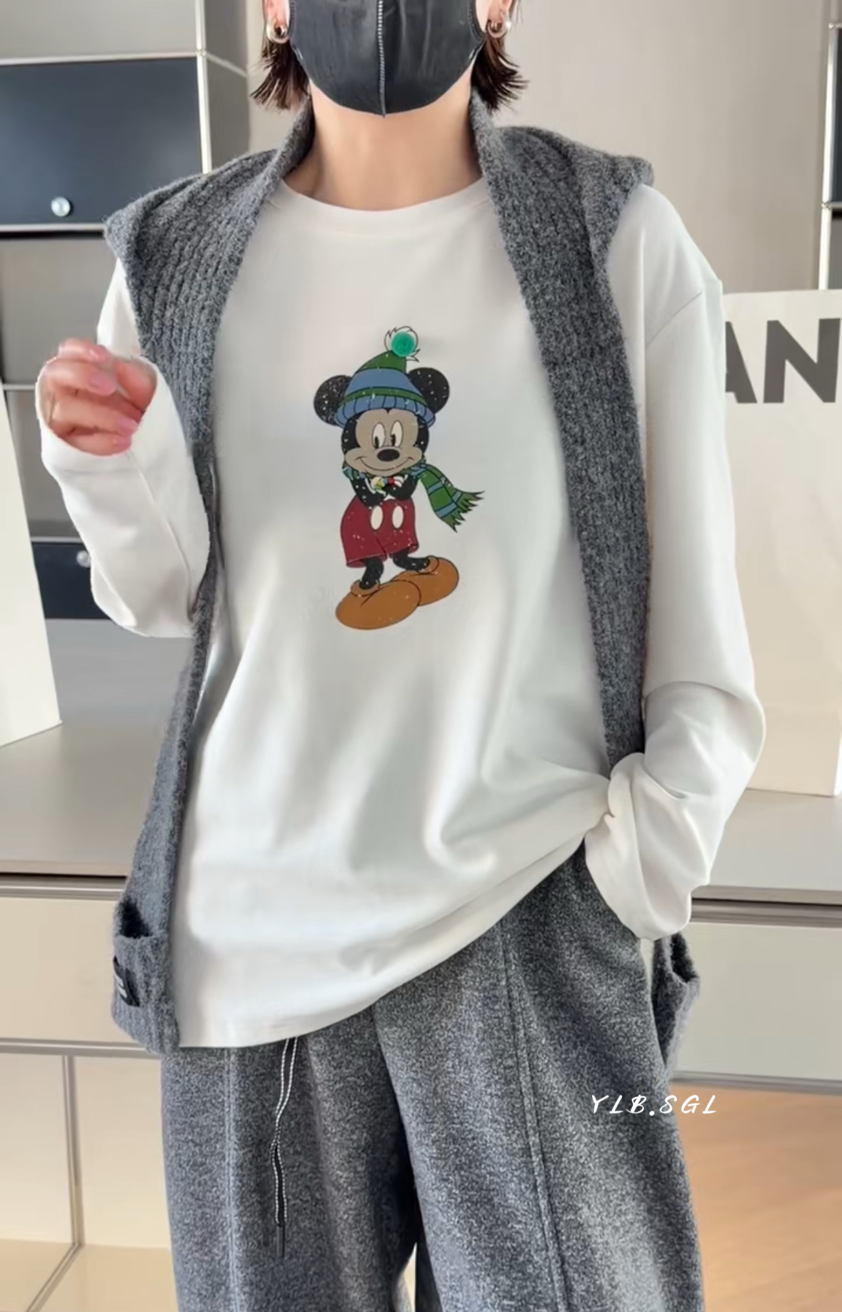 8332诗歌兰女装2025冬款 时尚气质白色圆领磨毛卡通德绒T恤女