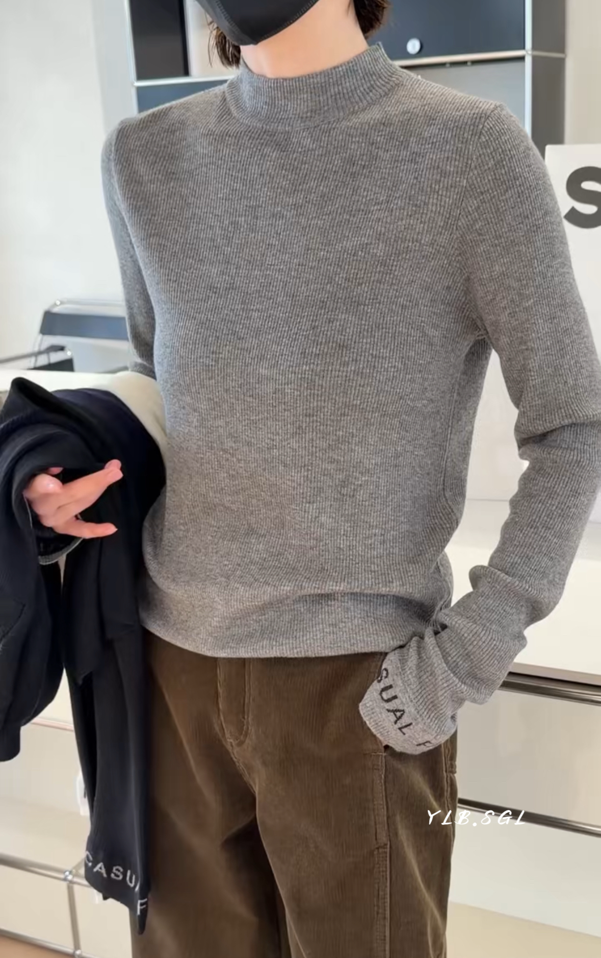 27396诗歌兰女装2025冬款气质灰色立领细条纹字母长袖百搭针织T恤