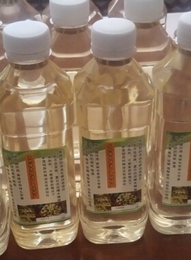 广西樟木芳樟精油，百年老树蒸馏提取，油质清澈见底，亮度透明