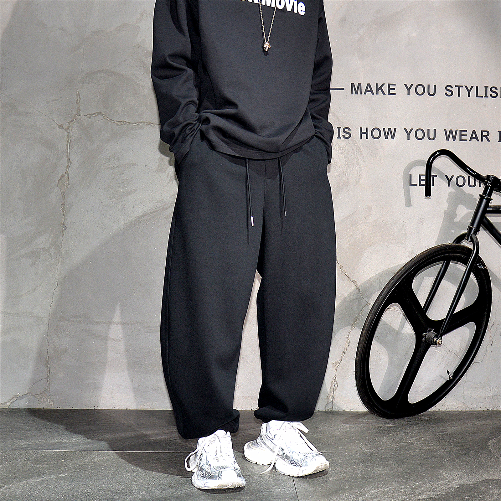 黑色日系廓型弯刀休闲阔腿卫裤