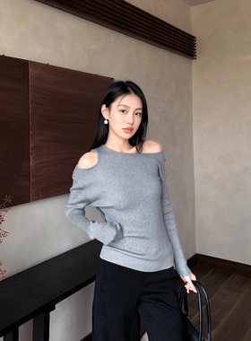 GEMQI灰色露肩漏锁骨黑色针织衫女2025新款春秋季修身纸片人上衣