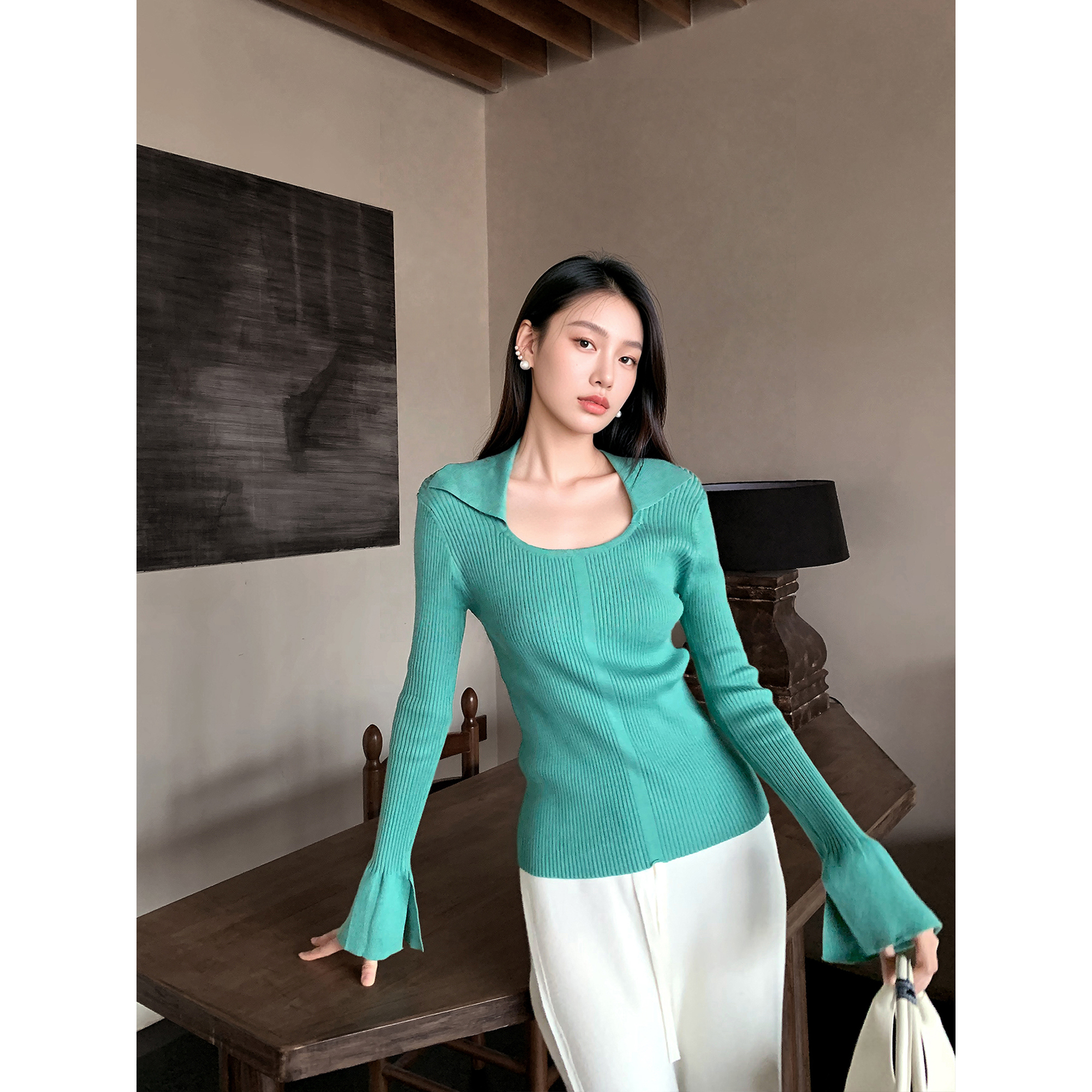 GEMQI绿色U领针织衫女秋季打底衫毛衣设计感喇叭袖露锁骨修身上衣