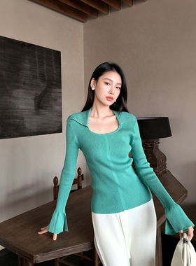 GEMQI绿色U领针织衫女秋季打底衫毛衣设计感喇叭袖露锁骨修身上衣