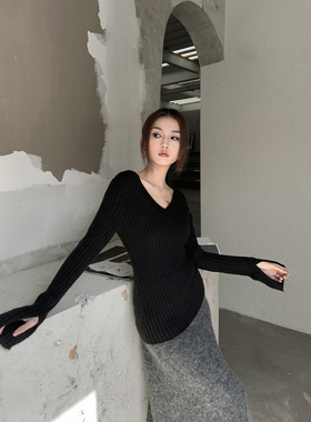 GEMQI 纸片人露锁骨V领黑色针织衫上衣女设计感开叉长袖修身毛衣