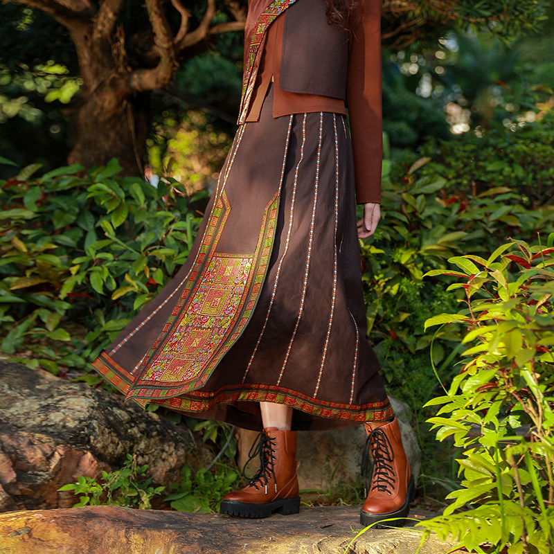 杨丽萍设计原创刺绣改良马面裙