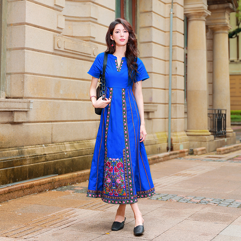 杨丽萍设计刺绣清马面裙连衣裙