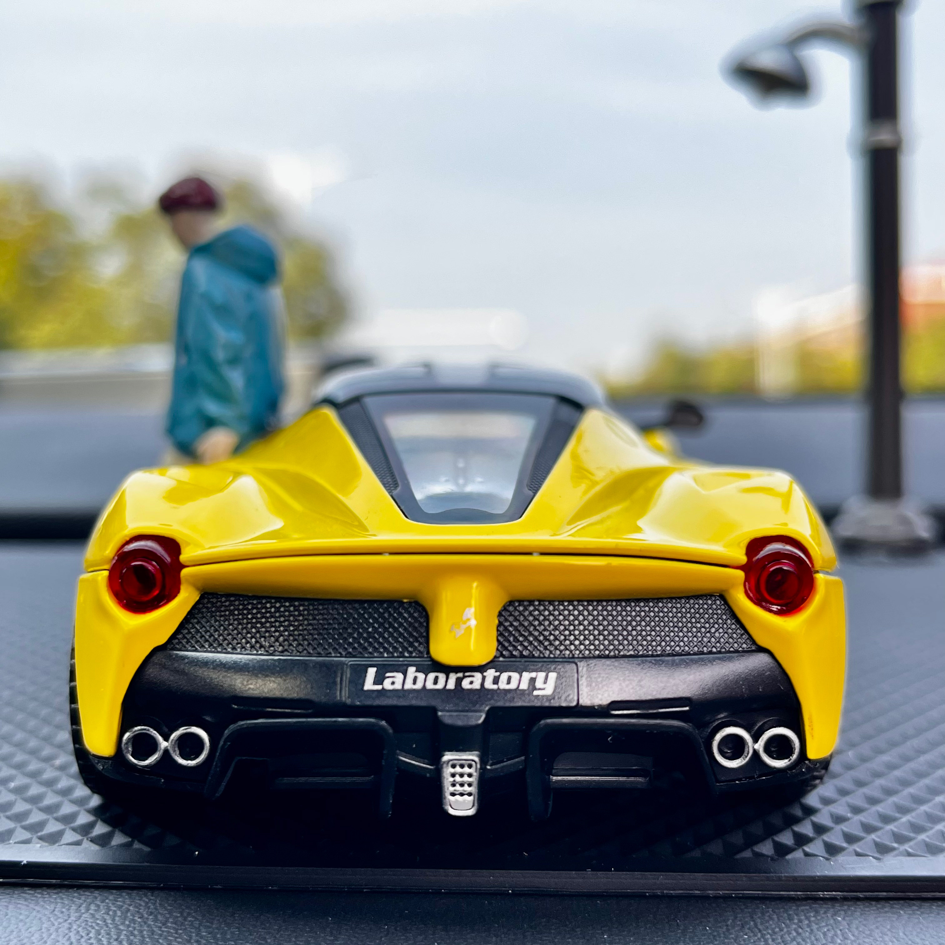 场景仿真人物模型汽车摆件法拉利合金玩具车车载高端个性车内饰品