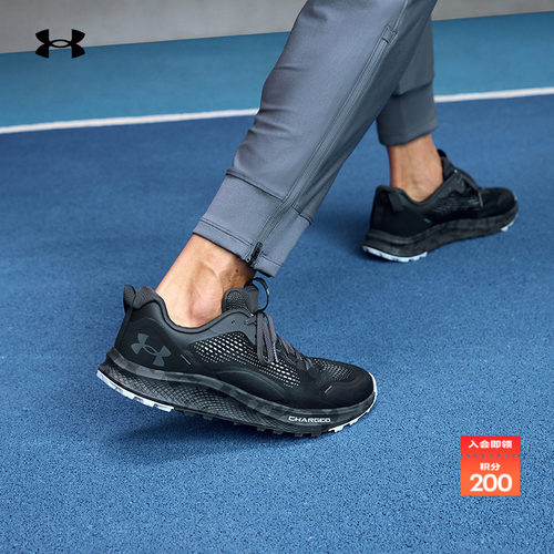 安德玛轻盈耐用跑步鞋