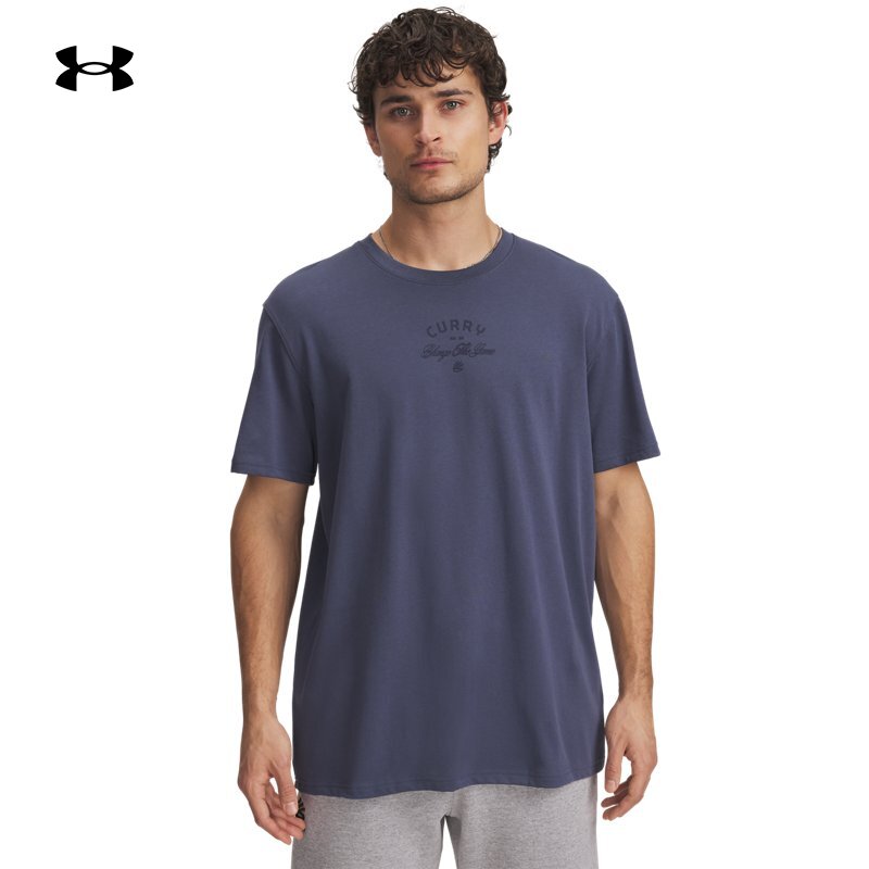 罗纹衣领,柔软舒适,厚实面料,稳固贴合