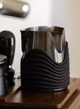 WPM惠家KIMERA三嘴咖啡拉花缸杯304不锈钢打奶泡杯斜口压纹奶缸