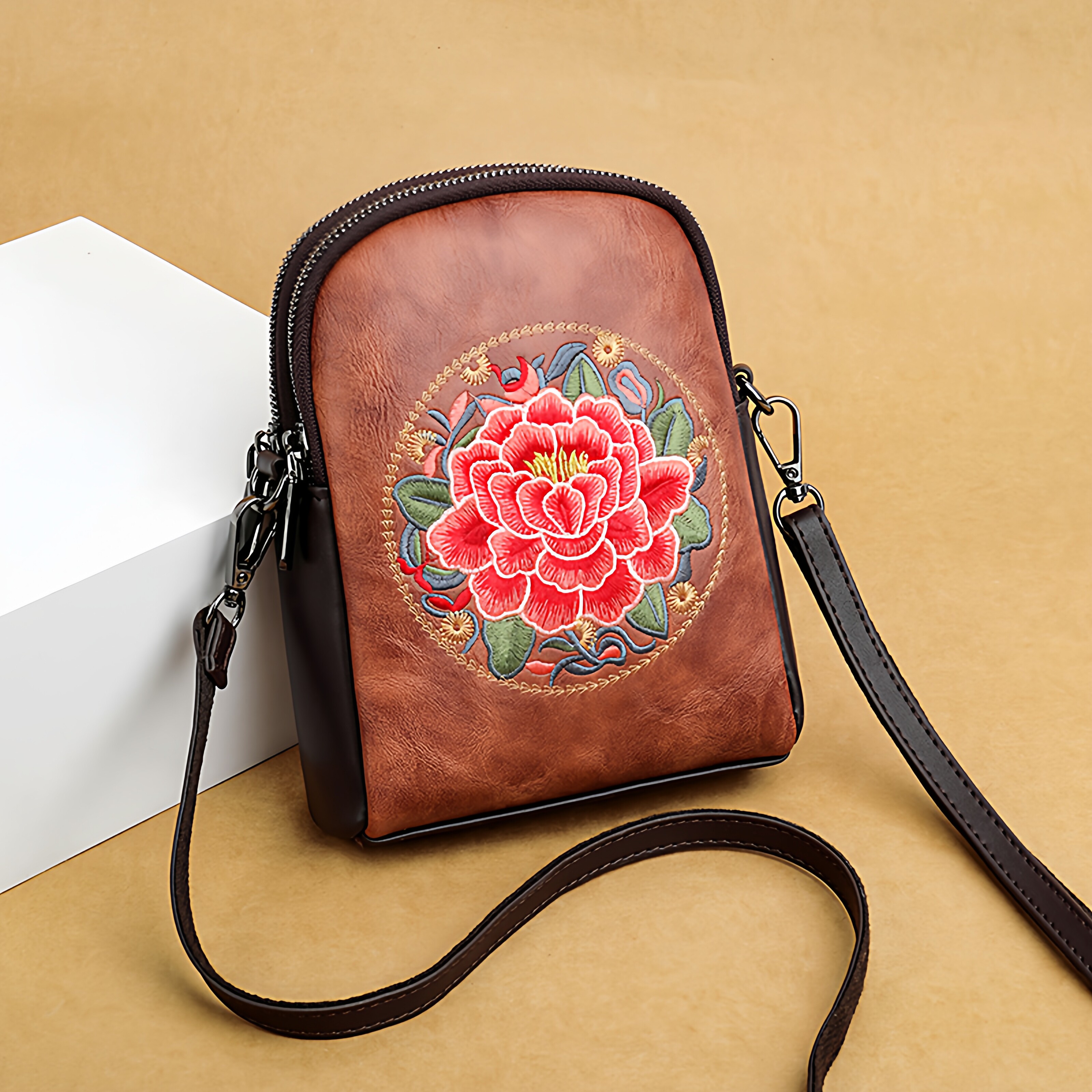 真皮女包2026新款民族风刺绣单肩包竖款牛皮手机包斜挎零钱包小包