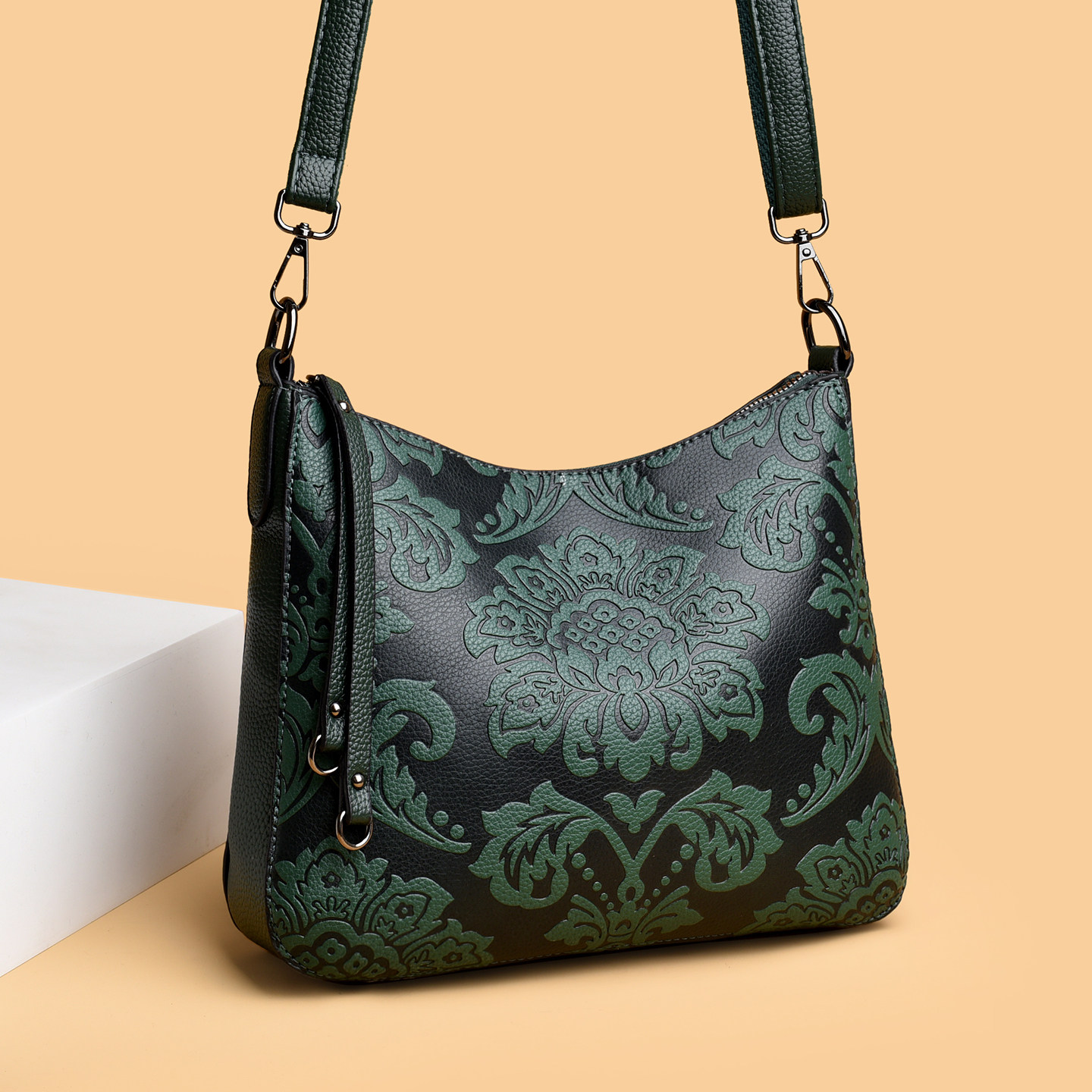 民族风女包真皮质感单肩包2026新款压花软皮妈妈包牛皮斜挎手提包