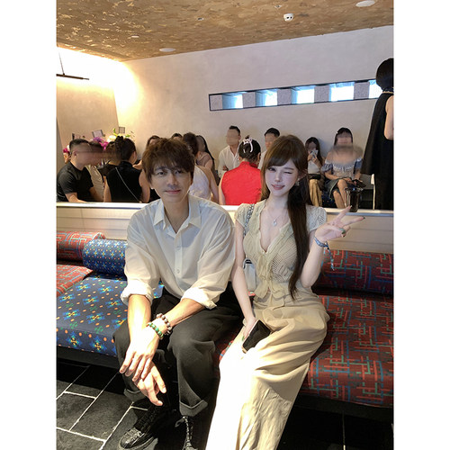 With 99jiu【浮云织梦】法式V领重工镂空针织衫纯欲短袖短款上衣