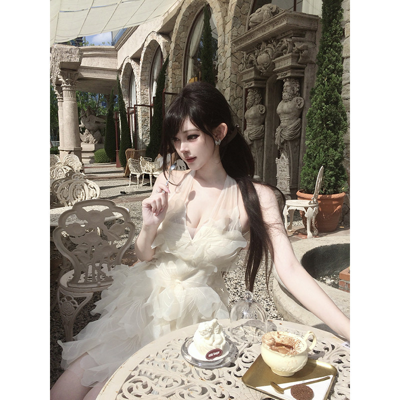 With 99jiu【云间花羽】挂脖网纱花瓣连衣裙女夏季收腰氛围感礼服