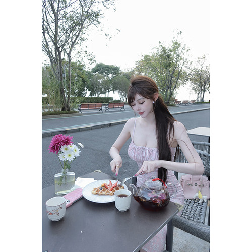 With 99jiu【温柔可视】浪漫碎花露肩绑带连衣裙修身长短款